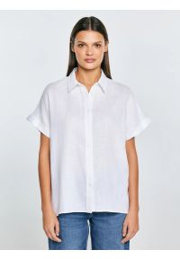 Big-Star - Koszula damska lniana biała Riore 101. Okazja: na spacer, na plażę. Typ kołnierza: kołnierzyk klasyczny. Kolor: biały. Materiał: len. Długość rękawa: krótki rękaw. Długość: krótkie. Sezon: lato. Styl: klasyczny, wakacyjny, elegancki #1