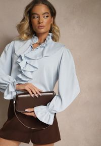 Renee - Jasnoniebieska Koszula z Ozdobnymi Falbankami Jeneviella. Okazja: na co dzień. Typ kołnierza: kołnierz z falbankami. Kolor: niebieski. Wzór: aplikacja. Styl: klasyczny, casual