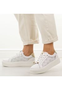 Białe skórzane sneakersy damskie na platformie Filippo Dp7668/26. Okazja: na co dzień. Nosek buta: okrągły. Zapięcie: sznurówki. Kolor: biały. Materiał: skóra. Szerokość cholewki: normalna. Sezon: wiosna, jesień, lato. Obcas: na platformie #1