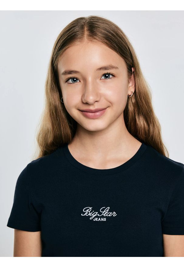 Big-Star - Koszulka dziewczęca slim z haftem granatowa Tomsa 403. Okazja: na uczelnię, na co dzień. Kolor: niebieski. Materiał: jeans, prążkowany, dzianina. Długość rękawa: krótki rękaw. Długość: krótkie. Wzór: haft. Styl: casual, klasyczny, młodzieżowy