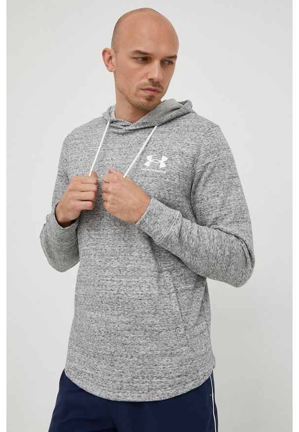 Under Armour bluza 1370401 męska kolor szary z kapturem z nadrukiem. Okazja: na co dzień. Typ kołnierza: kaptur. Kolor: szary. Wzór: nadruk. Styl: casual