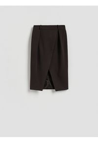 Reserved - Spódnica z ozdobnym rozcięciem - ciemnobrązowy. Kolor: brązowy. Materiał: wiskoza, tkanina. Wzór: gładki #1