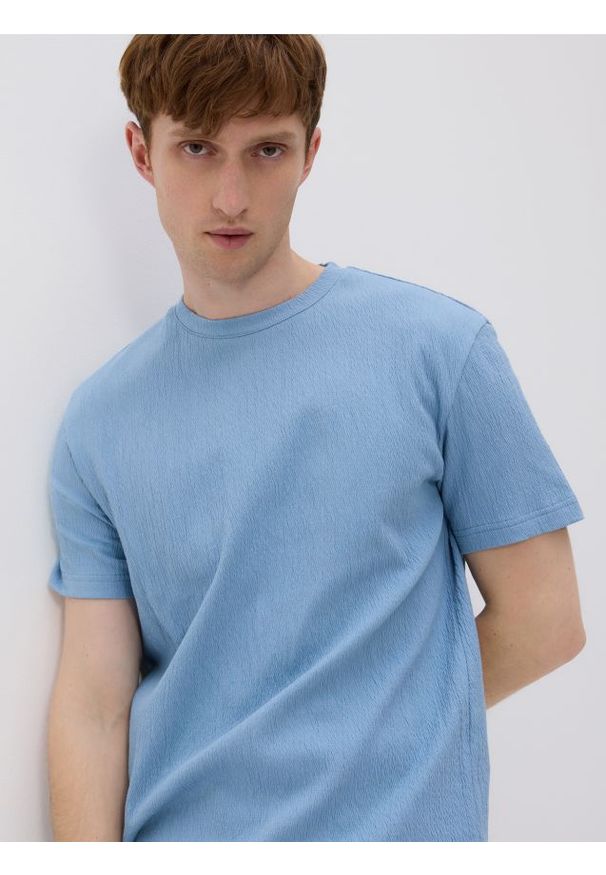 Reserved - Strukturalny t-shirt comfort fit - jasnoniebieski. Kolor: niebieski. Materiał: bawełna, dzianina