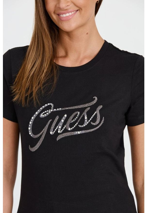 Guess - GUESS Czarny T-shirt STONES&EMBRO TEE. Kolor: czarny