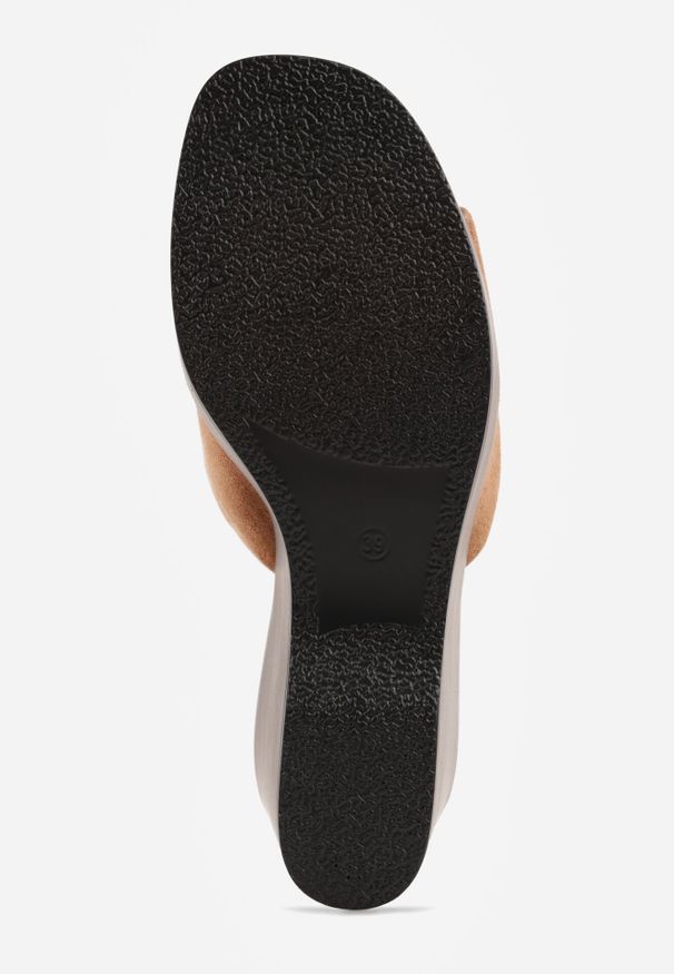 Born2be - Jasnobrązowe Klapki Drewniaki na Koturnie z Paskiem z Imitacji Zamszu Abiara. Okazja: na co dzień. Kolor: brązowy. Materiał: zamsz. Wzór: ażurowy, haft. Obcas: na koturnie. Styl: casual, klasyczny