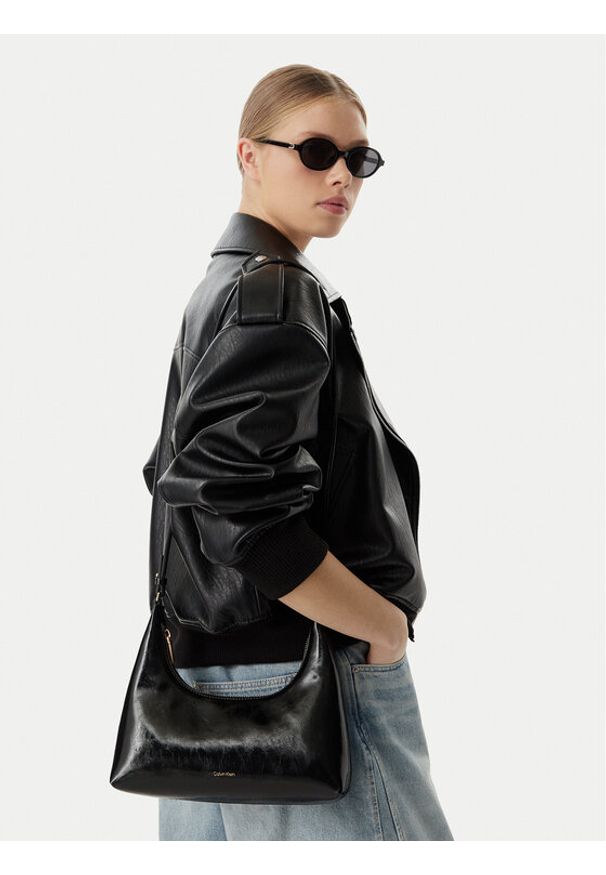 Calvin Klein Torebka Foil Logo Glossy LV04F3737G Czarny. Kolor: czarny. Materiał: skórzane