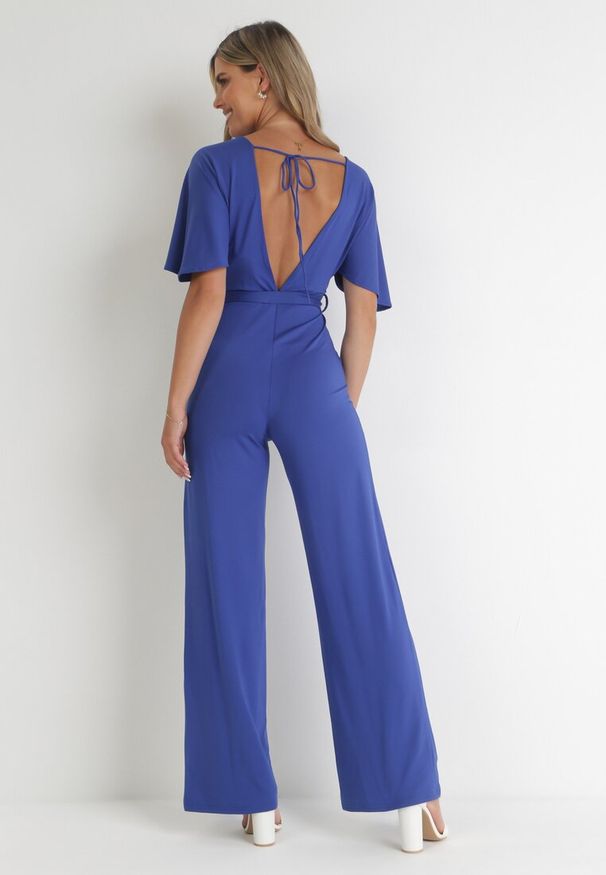 Born2be - Granatowy Długi Kombinezon z Kopertowym Dekoltem i Ozdobnym Wiązaniem Abrarani. Okazja: na spotkanie biznesowe. Kolor: niebieski. Długość: długie. Styl: elegancki, biznesowy