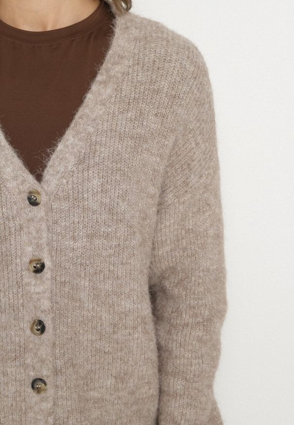 Born2be - Brązowy Kardigan z Domieszką Wełny ze Wsuwanymi Kieszeniami Esaiana. Okazja: na co dzień, do pracy, na spotkanie biznesowe. Typ kołnierza: dekolt w serek. Kolekcja: plus size. Kolor: brązowy. Materiał: wełna. Wzór: aplikacja. Styl: biznesowy, casual