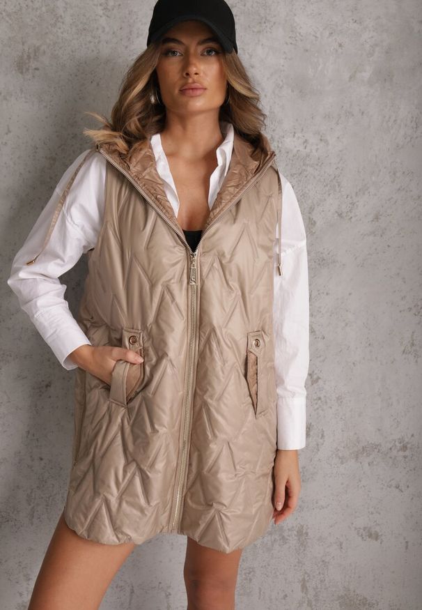 Renee - Brązowa Długa Kamizelka Pikowana z Nieodpinanym Kapturem Semaea. Kolor: brązowy. Materiał: prążkowany, jeans. Długość: długie. Styl: street