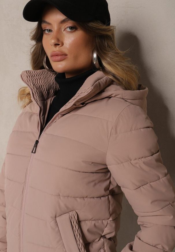 Renee - Jasnoróżowa Kurtka z Pikowanymi Przeszyciami z Odpinanym Kapturem i Ściągaczem w Talii Sintavia. Okazja: na co dzień. Kolor: różowy. Materiał: tkanina, jeans. Sezon: zima. Styl: casual