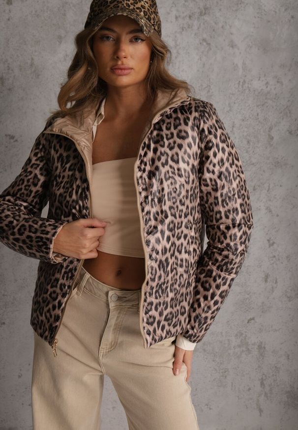 Renee - Ciemnobeżowa Pikowana Kurtka Dwustronna z Motywem Panterki i Naszywką Damike. Kolor: beżowy. Wzór: motyw zwierzęcy, aplikacja. Sezon: wiosna