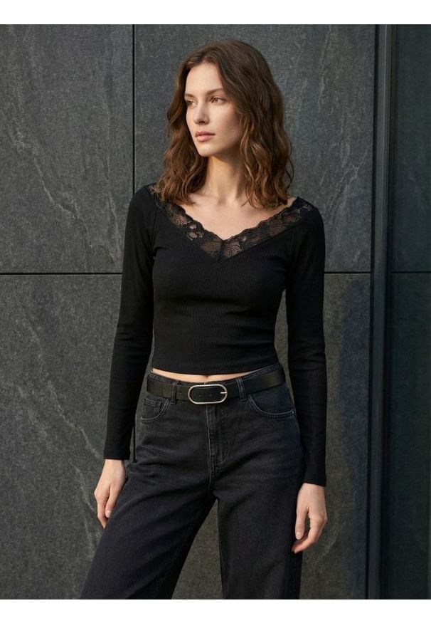 Sinsay - Bawełniana prążkowana bluzka z koronkowym dekoltem - czarny. Kolor: czarny. Materiał: prążkowany, koronka, bawełna
