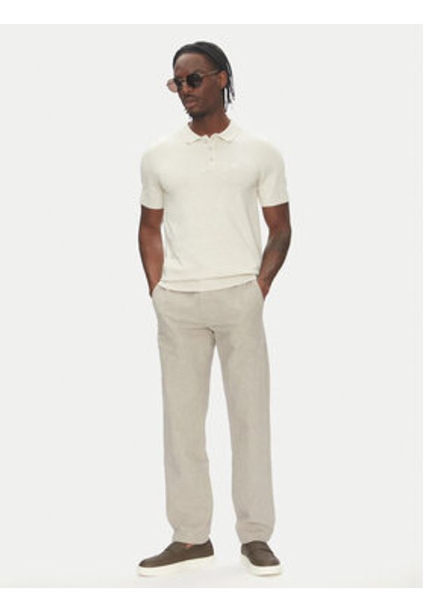 Lindbergh Polo 30-800159 Beżowy Slim Fit. Typ kołnierza: polo. Kolor: beżowy. Materiał: wiskoza