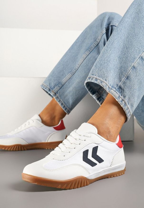 Born2be - Biało-Czerwone Sneakersy w Stylu Klasycznych Tenisówek z Ozdobnymi Przeszyciami Mepnia. Okazja: na co dzień. Kolor: biały. Materiał: jeans