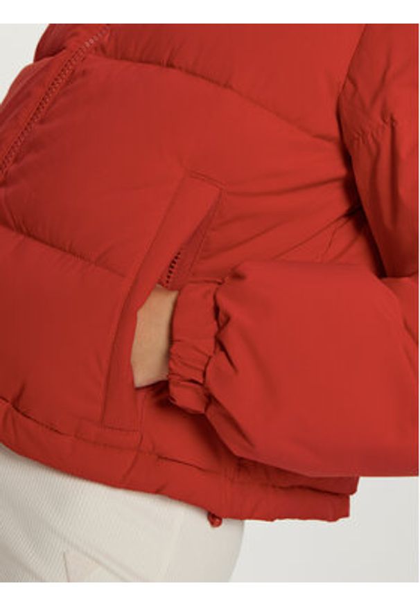 Guess Jeans Kurtka zimowa W4BL20 WGII2 Czerwony Regular Fit. Kolor: czerwony. Materiał: syntetyk. Sezon: zima