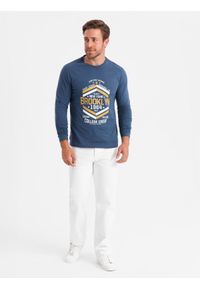Ombre Clothing - Longsleeve męski z nadrukiem w stylu collegowym - niebieski V2 OM-LSPT-0117 - XL. Kolor: niebieski. Materiał: bawełna. Długość rękawa: długi rękaw. Długość: długie. Wzór: nadruk #5
