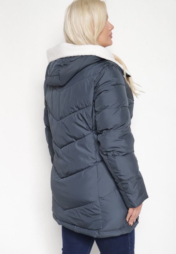 Born2be - Granatowa Zimowa Kurtka z Pikowanymi Przeszyciami i Kapturem Learell. Okazja: na co dzień. Kolekcja: plus size. Kolor: niebieski. Materiał: jeans. Sezon: zima. Styl: casual, klasyczny