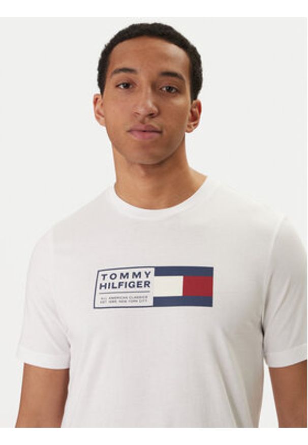 TOMMY HILFIGER - Tommy Hilfiger T-Shirt Brand Love Box MW0MW42366 Biały Regular Fit. Kolor: biały. Materiał: bawełna