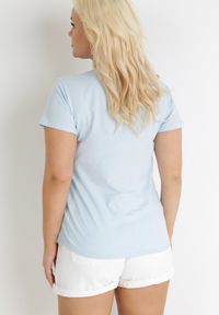 Born2be - Jasnoniebieski Bawełniany T-shirt z Kolorowymi Napisami Summer. Kolekcja: plus size. Kolor: niebieski. Materiał: bawełna. Wzór: napisy, kolorowy