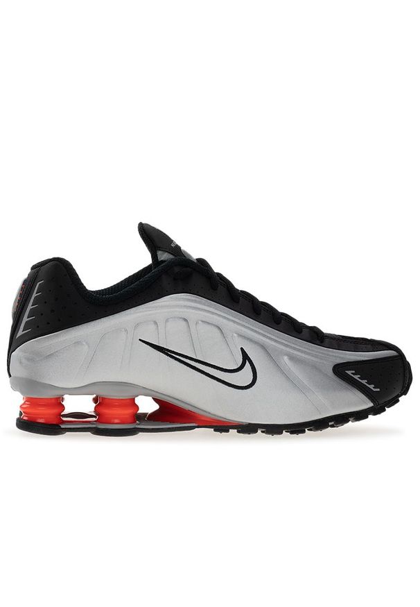 Buty męskie Nike Shox R4 HQ1988-002 - biało-czarne. Kolor: czarny, biały, wielokolorowy. Materiał: guma, syntetyk, materiał. Szerokość cholewki: normalna. Sezon: lato