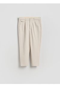 Reserved - Spodnie chino regular fit - beżowy. Kolor: beżowy. Materiał: bawełna, dzianina