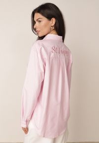 Born2be - Różowa Koszula z Bawełną w Paseczki z Wyhaftowanym Napisem Eloreia. Okazja: na co dzień. Kolor: różowy. Materiał: bawełna. Długość: długie. Wzór: napisy. Styl: casual, klasyczny #3
