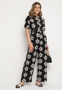 Born2be - Czarny Wiskozowy Kombinezon o Koszulowym Kroju z Krótkim Rękawem i Kieszeniami Milaviela. Okazja: na co dzień. Kolor: czarny. Materiał: wiskoza. Długość rękawa: krótki rękaw. Długość: krótkie. Styl: elegancki, casual, klasyczny #1