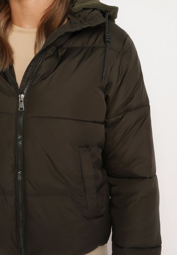 Born2be - Ciemnozielona Pikowana Kurtka z Kapturem Mivuna. Okazja: na co dzień. Typ kołnierza: kaptur. Kolor: zielony. Materiał: jeans. Długość: krótkie. Styl: casual