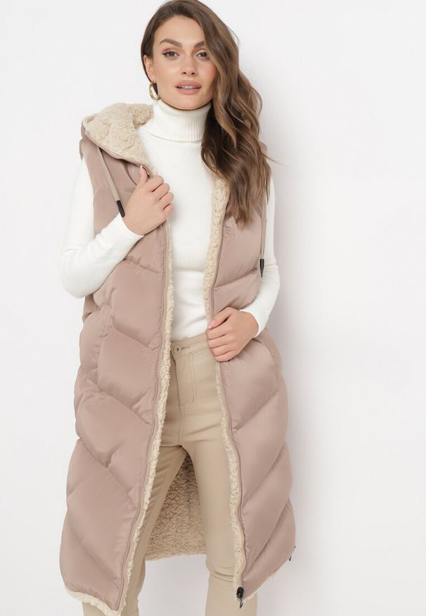 Born2be - Ciemnobeżowa Długa Kamizelka Dwustronna z Pikowaniem i Futerkiem Caltu. Kolor: beżowy. Materiał: futro. Długość: długie