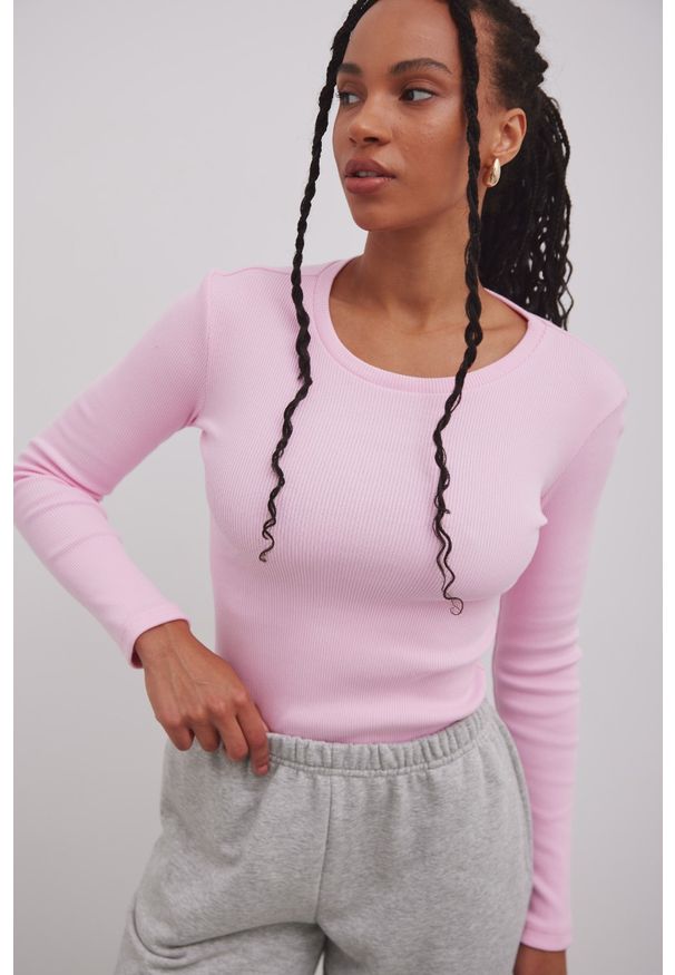 Marsala - Dopasowany top z długim rękawem z prążkowanej dzianiny w kolorze CANDY PINK - MOODY. Materiał: dzianina, prążkowany. Długość rękawa: długi rękaw. Długość: długie