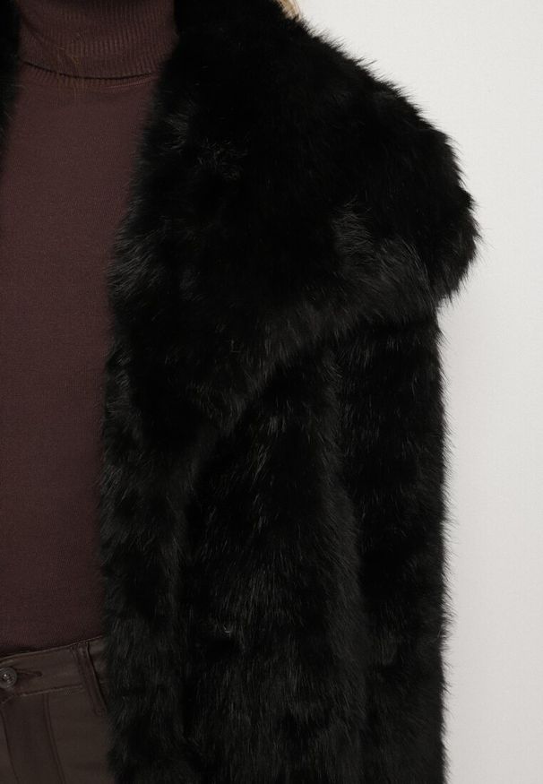 Born2be - Czarna Kurtka Futerko o Dwurzędowym Kroju z Szerokim Kołnierzem Fesammea. Okazja: na co dzień. Kolor: czarny. Materiał: futro. Styl: casual, klasyczny