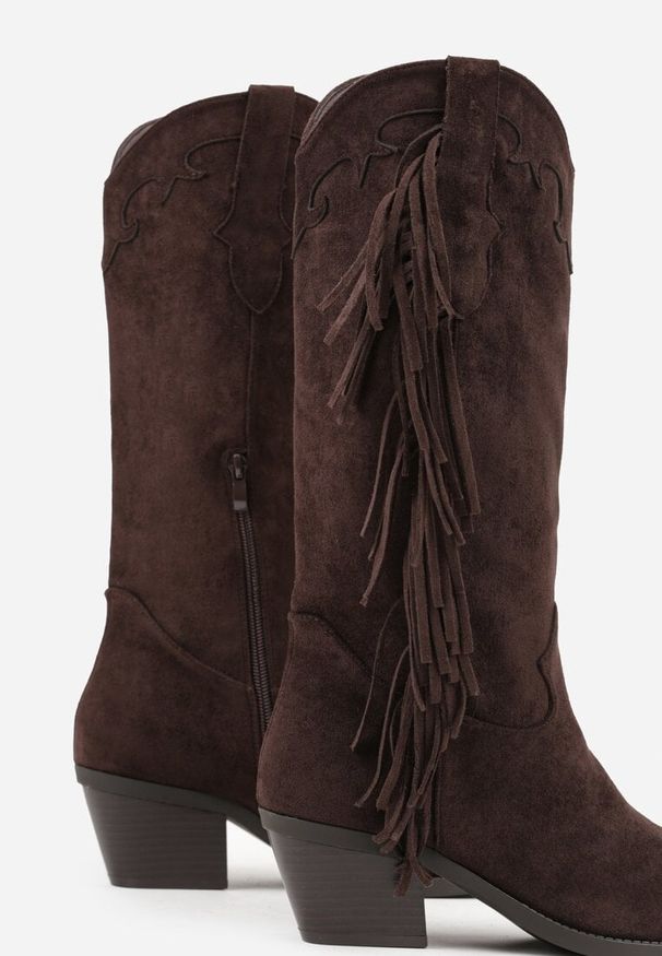 Born2be - Ciemnobrązowe Kozaki Typu Kowbojki na Stożkowym Obcasie z Frędzlami Reissana. Kolor: brązowy. Materiał: jeans. Obcas: na obcasie. Styl: klasyczny, elegancki. Wysokość obcasa: średni