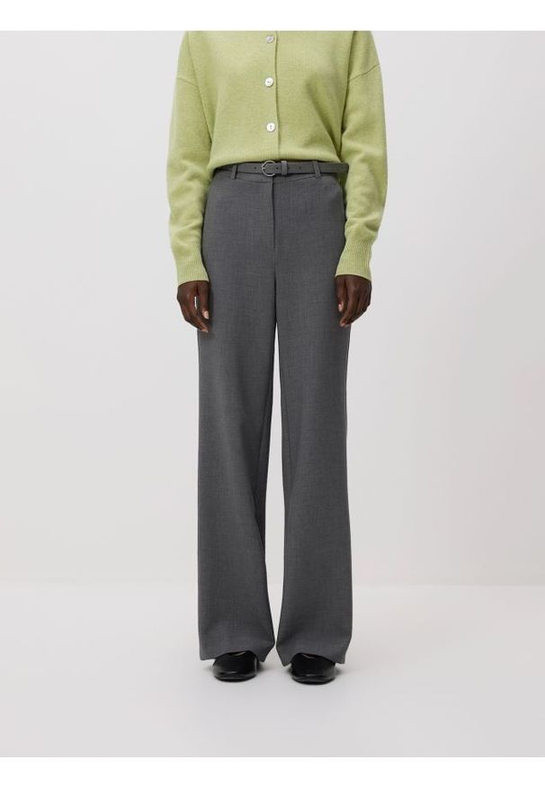 Reserved - Spodnie z paskiem - jasnoszary. Kolor: szary. Materiał: tkanina, wiskoza. Wzór: gładki