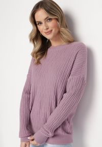 Born2be - Jasnofioletowy Sweter o Klasycznym Kroju z Wytłoczonym Wzorem Gundall. Kolor: fioletowy. Styl: klasyczny #3