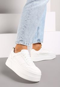 Renee - Białe Sneakersy na Wysokiej Platformie Revanisa. Okazja: na co dzień. Kolor: biały. Materiał: jeans. Obcas: na platformie #1