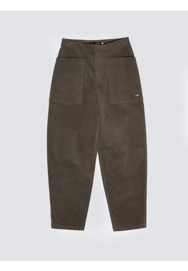 Big-Star - Spodnie damskie sztruks 7/8 z kieszeniami khaki Nadine 303. Stan: podwyższony. Kolor: zielony. Materiał: sztruks. Wzór: ze splotem. Styl: klasyczny