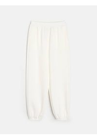 Sinsay - Spodnie dresowe jogger scuba z domieszką wiskozy - kremowy. Kolor: kremowy. Materiał: wiskoza, dresówka #1