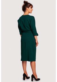 BeWear - Sukienka kopertowa z wiązaniem dekolt V butelkowa zieleń. Okazja: na co dzień, do pracy. Materiał: bawełna. Typ sukienki: kopertowe. Styl: casual, sportowy #2
