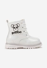 Born2be - Białe Lakierowane Botki Traperki z Brokatem i Ozdobną Aplikacją 3D Leritte. Okazja: na uczelnię, na co dzień. Kolor: biały. Materiał: lakier. Szerokość cholewki: normalna. Wzór: aplikacja. Styl: młodzieżowy, casual, elegancki