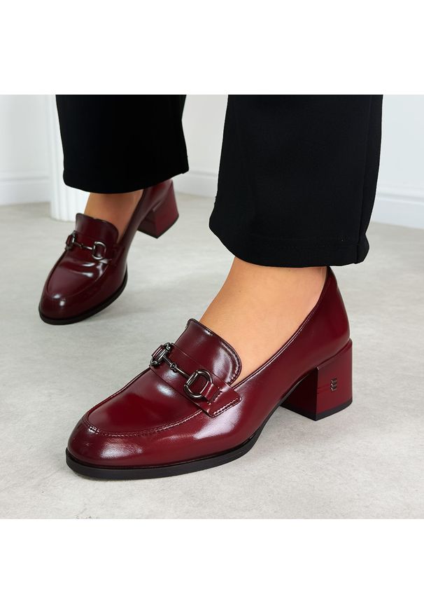 Bordowe skórzane mokasyny damskie na obcasie Vinceza 18116. Okazja: na co dzień. Nosek buta: okrągły. Kolor: czerwony. Szerokość cholewki: normalna. Wzór: aplikacja. Materiał: skóra. Sezon: wiosna, lato, jesień. Obcas: na obcasie. Styl: casual, klasyczny, elegancki. Wysokość obcasa: średni