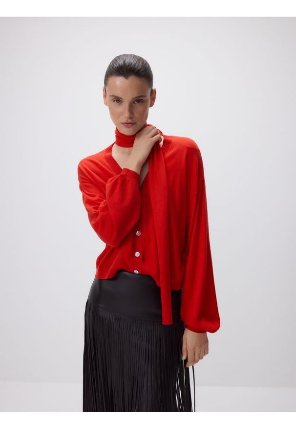 Reserved - Sweter z szalem - czerwony. Kolor: czerwony. Materiał: dzianina, wełna