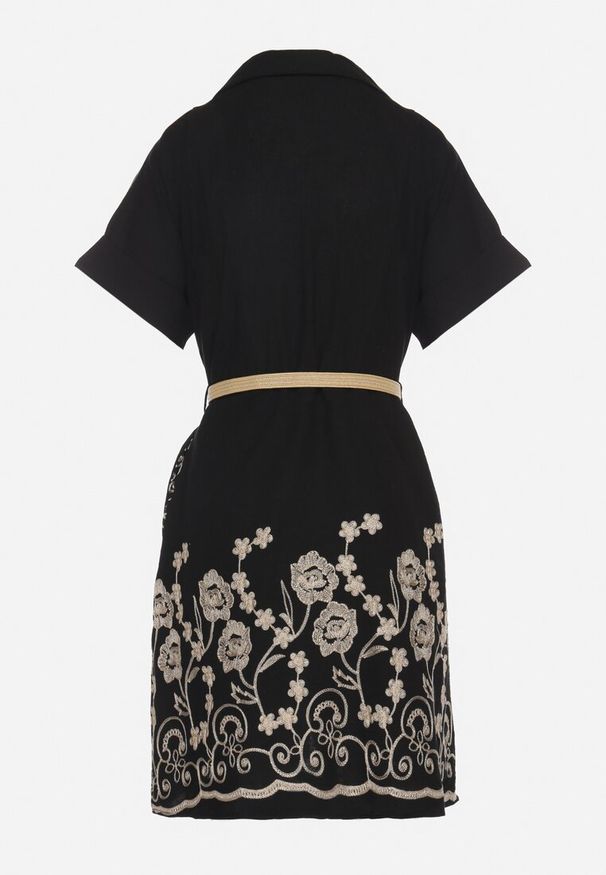 Born2be - Czarna Bawełniana Sukienka Koszulowa o Rozkloszowanym Kroju z Paskiem i Haftem Nalione. Okazja: na imprezę, na co dzień. Typ kołnierza: kołnierzyk klasyczny. Kolor: czarny. Materiał: bawełna. Długość rękawa: krótki rękaw. Wzór: haft. Typ sukienki: koszulowe. Styl: klasyczny, casual, elegancki