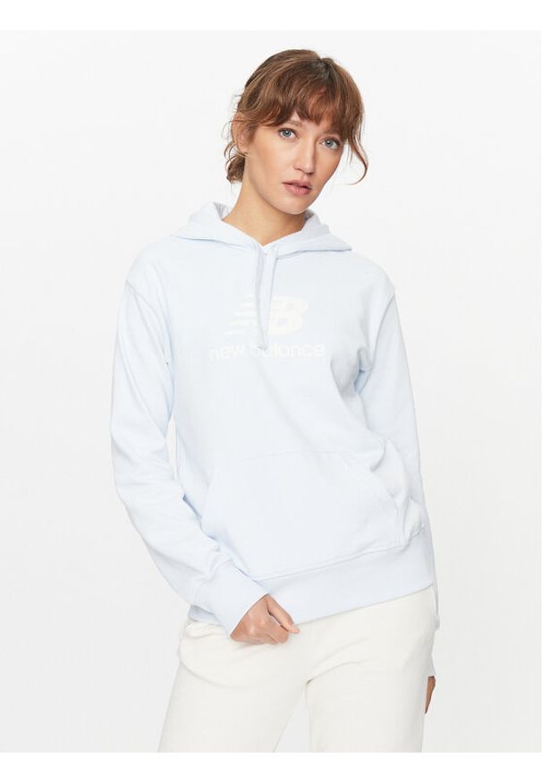 New Balance Bluza Essentials Stacked Logo Hoodie WT31533 Błękitny Regular Fit. Kolor: niebieski. Materiał: syntetyk