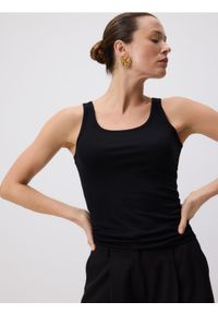 Reserved - Gładki top z wiskozą - czarny. Kolor: czarny. Materiał: wiskoza. Wzór: gładki