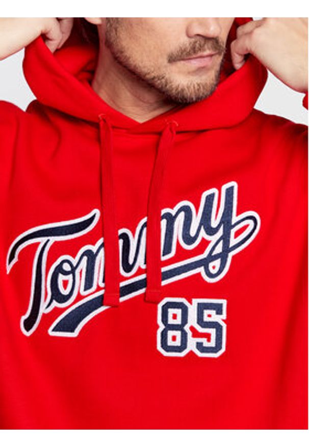 Tommy Jeans Bluza College DM0DM15711 Czerwony Relaxed Fit. Kolor: czerwony. Materiał: bawełna, syntetyk