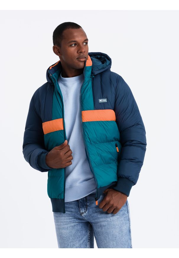 Ombre Clothing - Sportowa kolorowa kurtka męska w stylu retro – granatowo-pomarańczowa V3. Typ kołnierza: kołnierzyk stójkowy. Kolor: pomarańczowy. Materiał: guma, syntetyk, poliester, materiał. Wzór: kolorowy. Styl: retro, sportowy