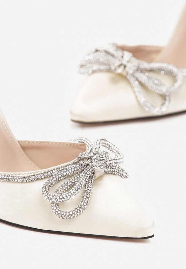 Renee - Beżowe Sandały Oriphosise. Okazja: na co dzień. Zapięcie: klamry, sprzączka. Kolor: beżowy. Materiał: jeans, satyna. Sezon: lato. Obcas: na obcasie. Styl: elegancki, casual, klasyczny. Wysokość obcasa: średni