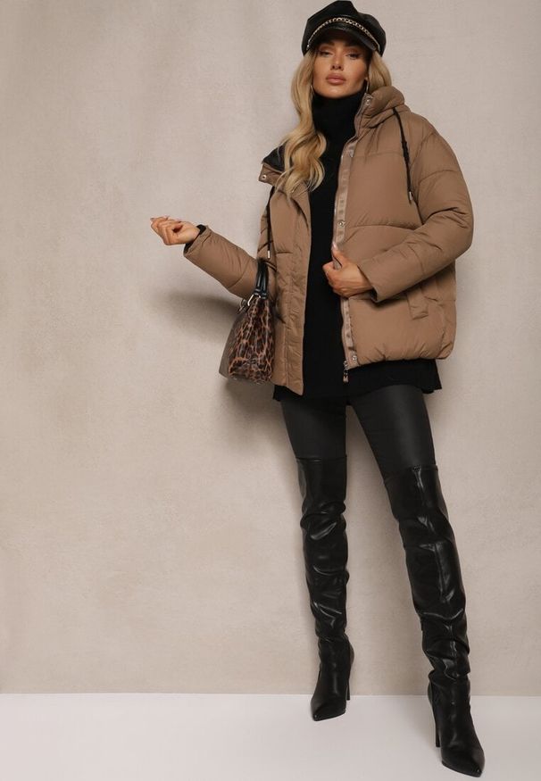 Renee - Beżowa Pudełkowa Kurtka z Kapturem i Kieszeniami Zdobiona Pikowanymi Przeszyciami Issenia. Okazja: na co dzień. Typ kołnierza: kaptur. Kolor: beżowy. Materiał: jeans. Wzór: aplikacja. Sezon: zima. Styl: casual