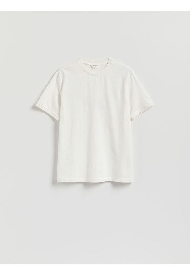 Reserved - Strukturalny t-shirt comfort fit - złamana biel. Materiał: dzianina, bawełna