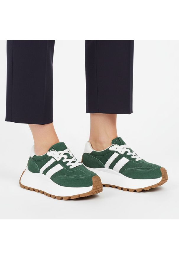 Sneakersy damskie S.Barski, cholewka skóra naturalna zamszowa wiązanie klasyczne kontrastowe paski fason niski zaokrąglony nosek masywna podeszwa spo. Zapięcie: pasek. Kolor: zielony. Materiał: zamsz, skóra. Szerokość cholewki: normalna. Wzór: paski. Styl: klasyczny